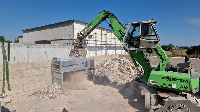 TREX 300S Nowy model podczas pracy z materiałem budowlanym