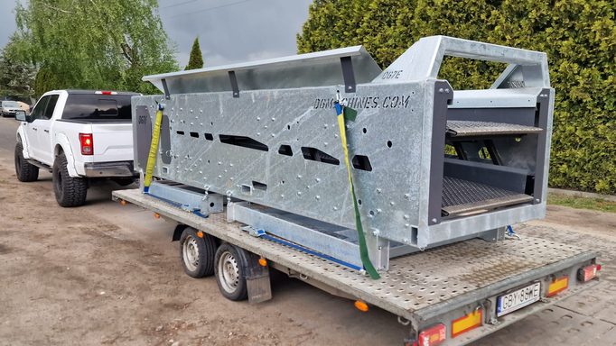 Przesiewacz DG7E DGMachines na przyczepie transportowej